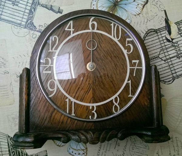 This Clock Tells Correct Time Even Though the Numbers Are Out of Order