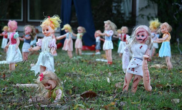 halloween dolls in yard