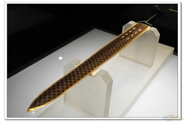 the-2500-year-old-sword-discovered-untarnished-in-china-neatorama