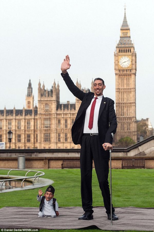 World's Tallest and Shortest Men Meet Neatorama