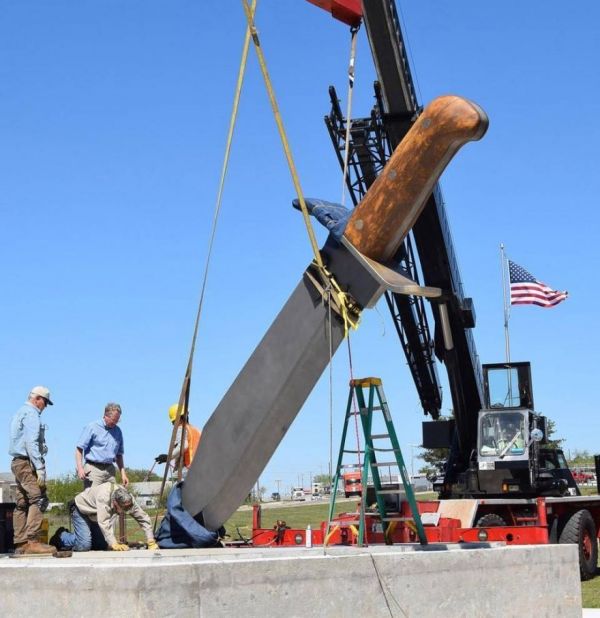 bowie-texas-builds-world-s-largest-bowie-knife-neatorama