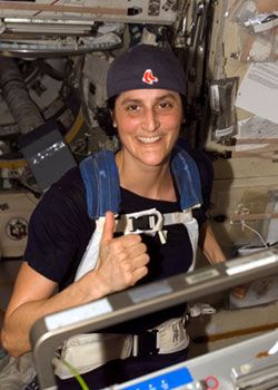 space williams sunita suni marathon boston nasa astronaut exercising neatorama running participated race aboard gov september
