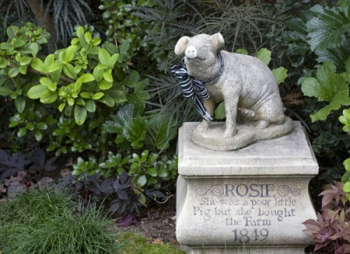 haunted statue-pig