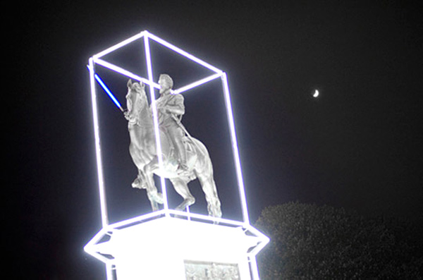 henri-iv-statue-with-lightsaber
