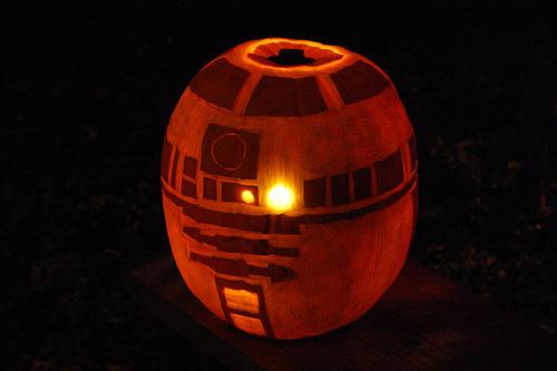 r2d2-pumpkin-face-art