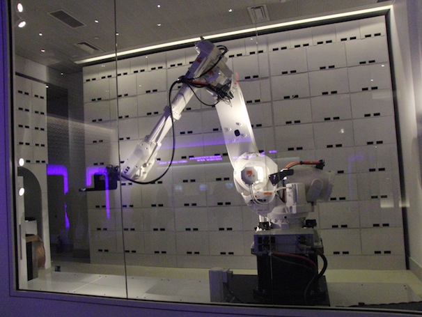 yotel_yobot_luggage_robot-5170818
