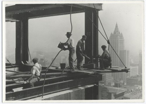Riveters-attaching-a-beam-1931-520x370