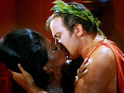 Uhura-krik-kiss_l