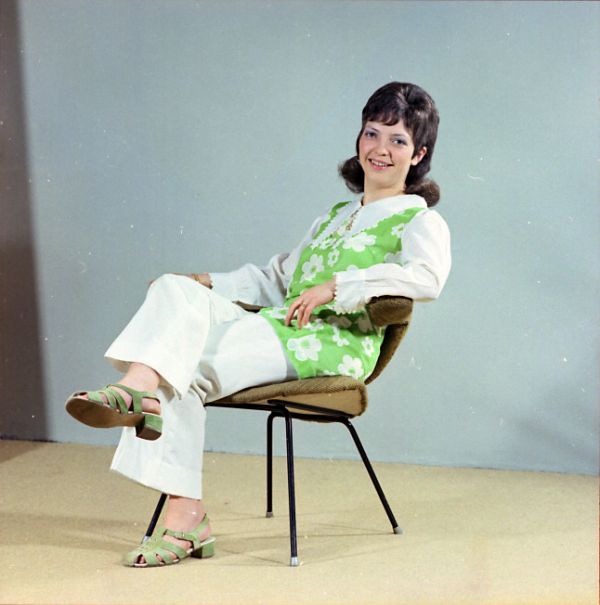 Color Studio Portraits from the 1970s Are Almost Too Awkward - Neatorama