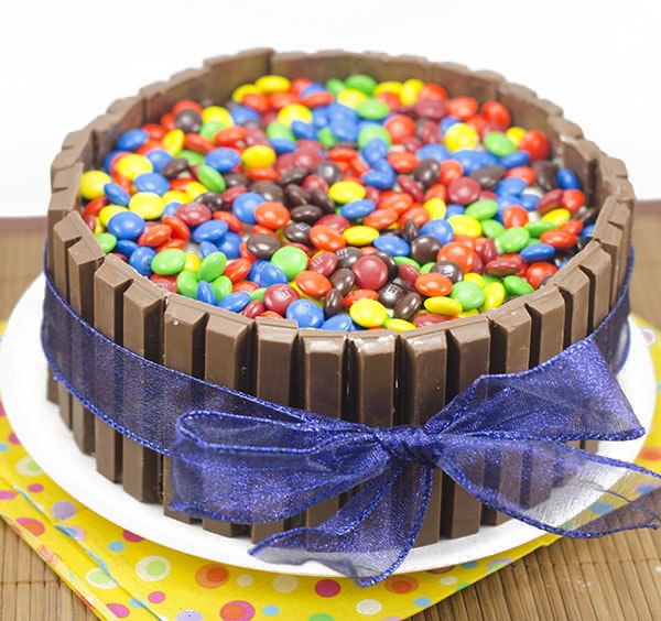 Kit Kat Cake Topped with M&Ms - Neatorama