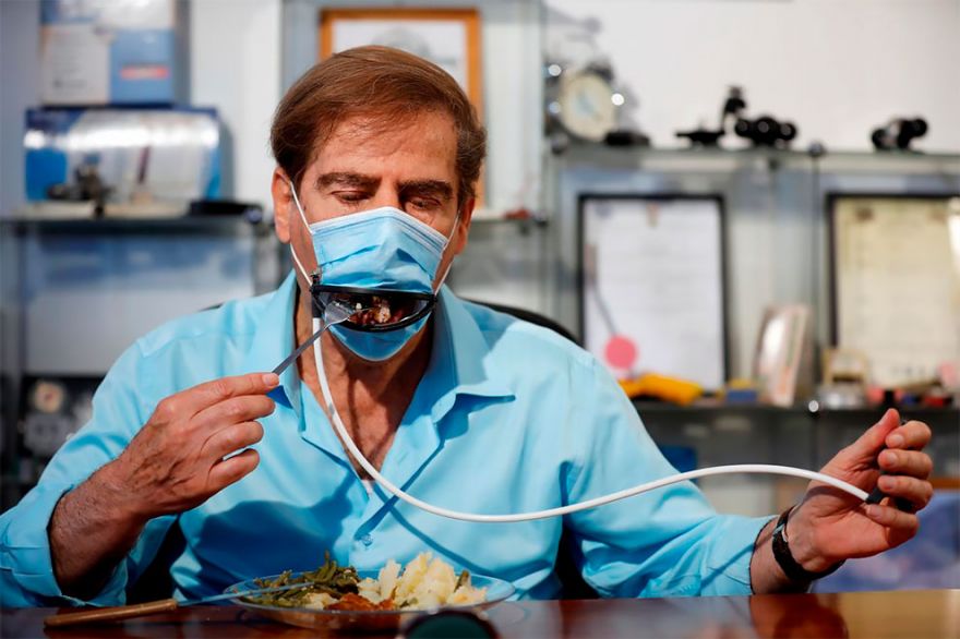 This Mask Opens and Closes So That You Can Eat without Taking It off