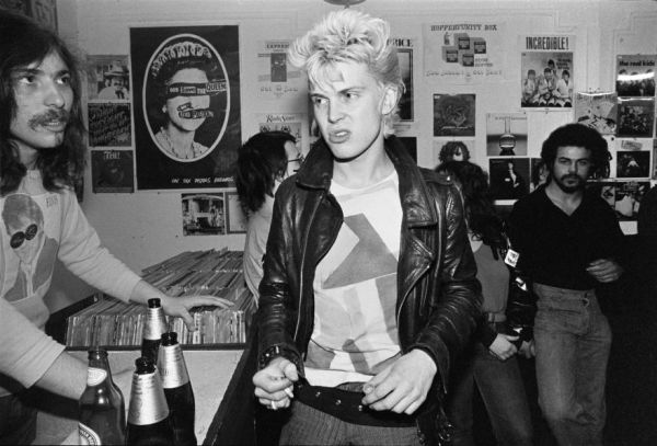 Photographer Shares Her Amazing Archive Photos From The NYC Punk Scene ...