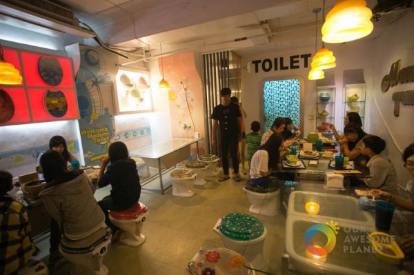Taiwanese Chain Restaurant Offers Toilet Themed Dining Experience