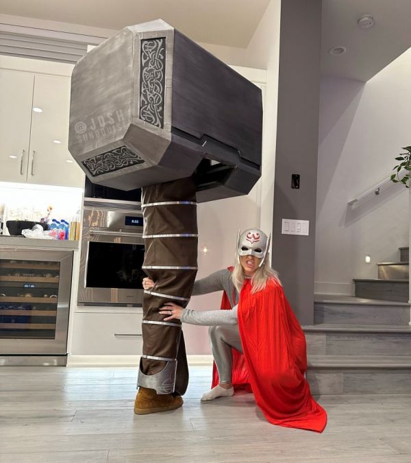 Josh Sundquists 2022 Halloween Costume Mjölnir 